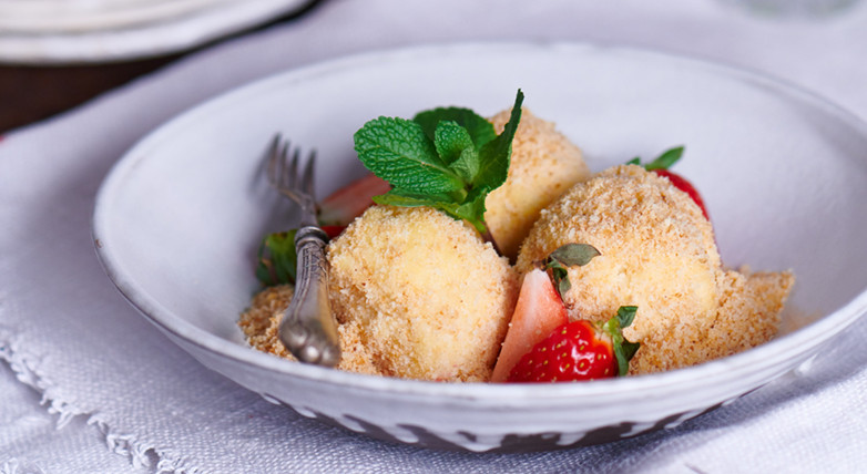 Topfenknödel mit Erdbeersauce